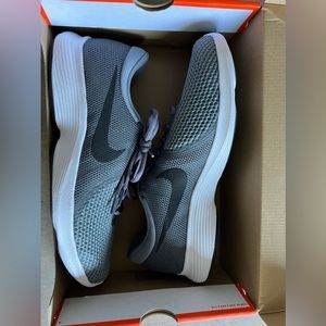Nike Revolution 4